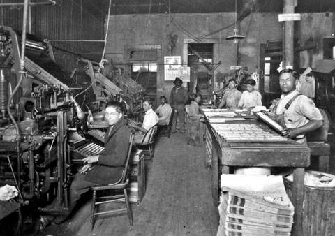 A photo from 1913 shows the people working inside La Prensa newspaper former headquaters.